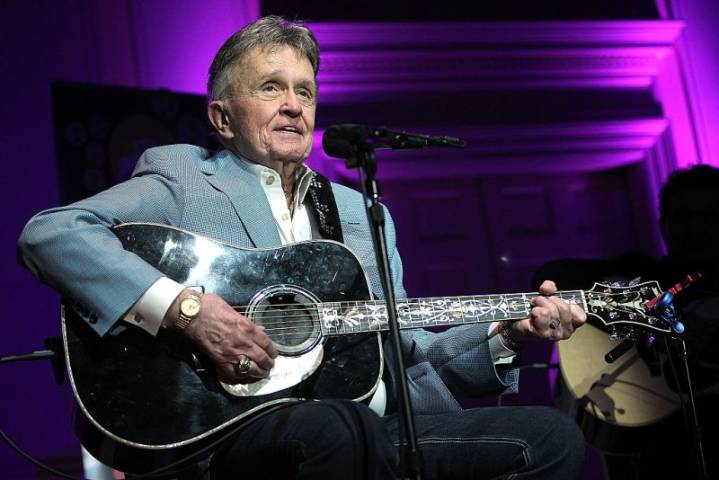Country icon Bill Anderson suffers 'freak accident' while climbing into bed: 'Excruciating'