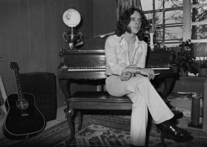 Bobby Whitlock, who co-founded Derek and the Dominos with Eric Clapton, dies at 77