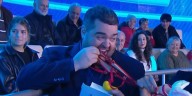 Trabaja en un sex shop, fue a Ahora Caigo y sorprendió a Darío Barassi con un regalo