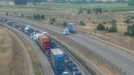 Arde un coche en la A-23 dirección Zaragoza y causa retenciones en la autovía