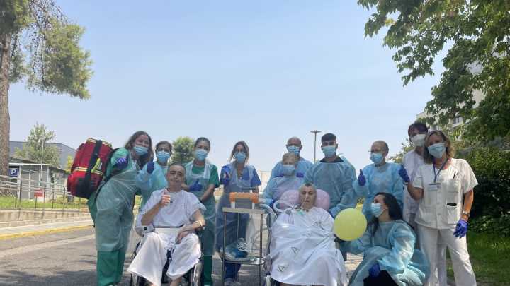 Dos pacientes de la UCI del Reina Sofía vuelven a sentir el sol en la piel
