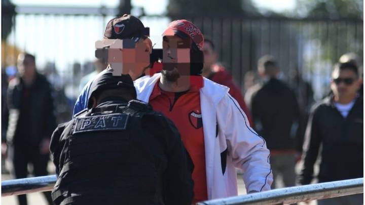 Cayeron dos prófugos de la Justicia en el estadio de Colón: los delató el sistema Tribuna Segura