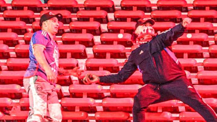 Violencia en la Copa Sudamericana: hinchas de Universidad de Chile hicieron suspender el partido con Independiente