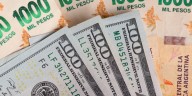 La suba del dólar borró las ganancias del carry trade y lo dejó cerca del techo de la banda cambiaria