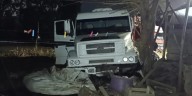 Milagro en La Plata: un camión se incrustó en una casa mientras los dueños dormían y por pocos metros no hubo una tragedia