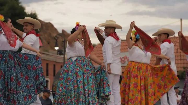 Parral cierra el verano con teatro, folclore y presentaciones artísticas