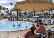 Los altos precios obligan a los canarios que se quedan de vacaciones en el archipiélago a no salir de su isla