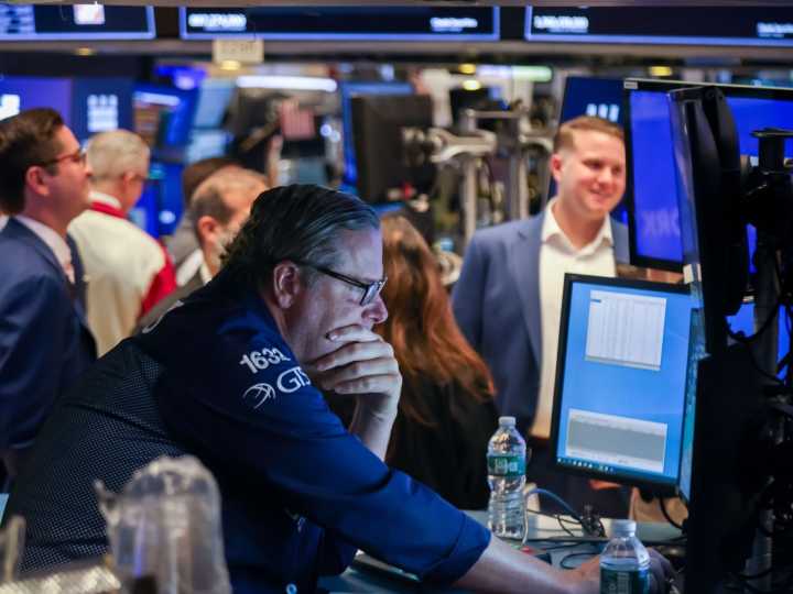 Sigue la tensión en los mercados: sube el dólar y caen más de 4% las acciones