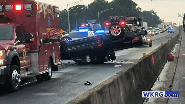 Overturned vehicle disrupts I-65 traffic in Mobile