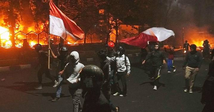 3 dead after mob sets fire to Indonesian regional parliament building