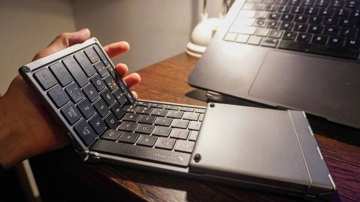 This Foldable Keyboard and Mouse Combo Helped Me Stay Productive in a Busy Hostel