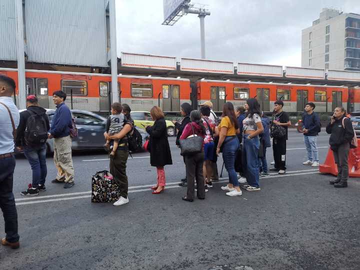 Incidente en L2 obliga a desalojar trenes y movilizar unidades de apoyo en Calz. Tlalpan