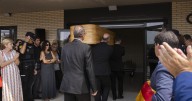 Canciones de Serrat y la bandera de Aragón para despedir a Javier Lambán