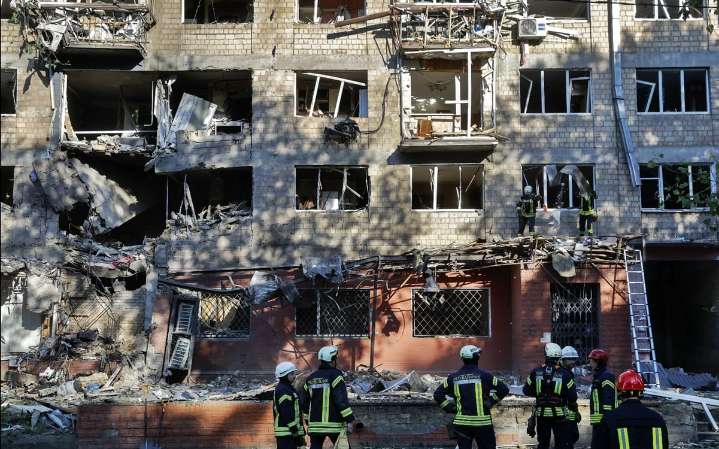 Ataque masivo ruso deja 15 muertos en Kiev y socava esfuerzos de paz; "Rusia prefiere continuar matando": Zelensky