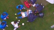 Imágenes: Alfred Canales fue agredido con un proyectil en el clásico Colo Colo-Católica y le podría costar caro al Cacique El partido siguio jugándose.