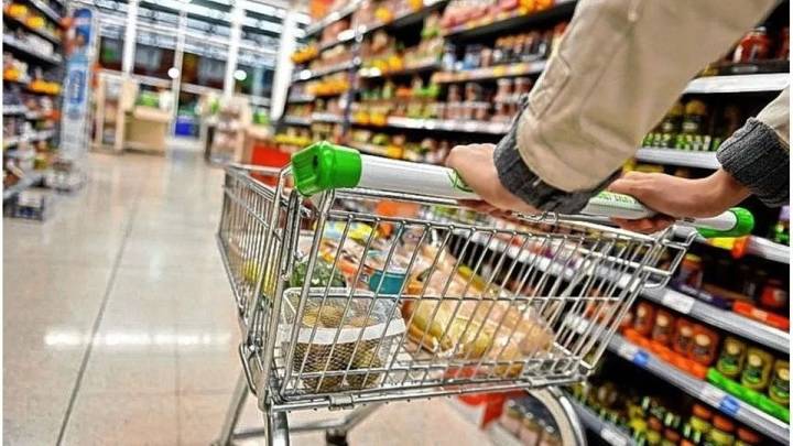 El consumo se contrajo en mayoristas y registró una leve suba en supermercados en junio