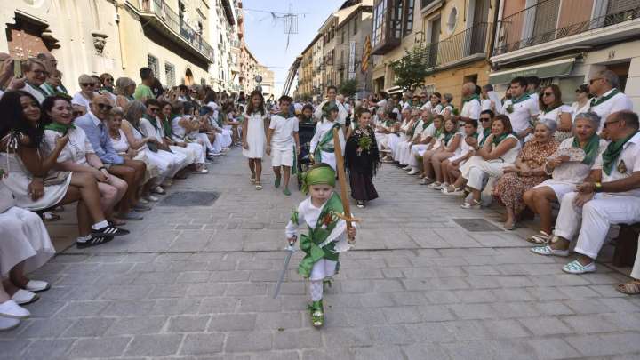 Un pequeño danzante encandila a Huesca en la procesión de las fiestas de San Lorenzo