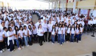 Entrega AVA uniformes y útiles escolares gratuitos