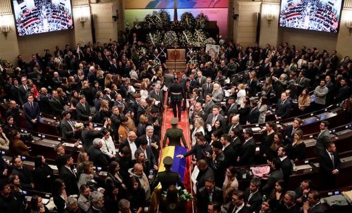 Gobierno de Petro decreta un día de duelo y bandera a media asta por Uribe Turbay