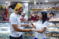 Vicepresidenta comparte con trabajadores de la panadería La Minka