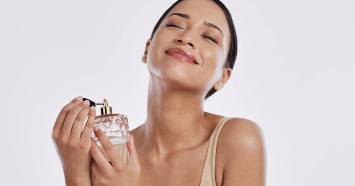 Por qué no deberías echarte perfume en el cuello, según un experto en emergencias
