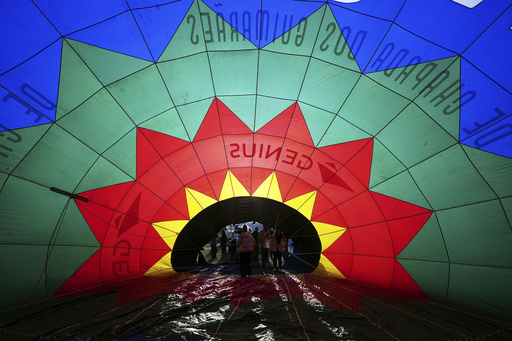 Un festival de globos aerostáticos tiñe con los colores del arcoíris los cielos de Paraguay