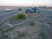 Pierde el control de su auto y se estrella vs poste en Juárez