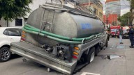 Pipa de agua cae en un socavón en la Benito Juárez | VIDEO - El Heraldo de México