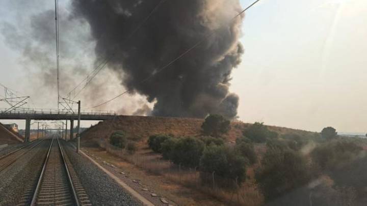 El incendio en una empresa de reciclado de plásticos de Yeles ha quemado ya tres naves