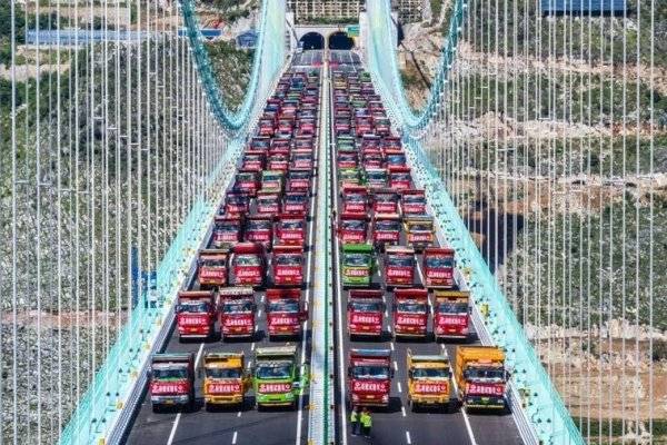 El puente más alto del mundo en Huajiang (China) supera la prueba de carga de 96 camiones y es declarado «seguro»