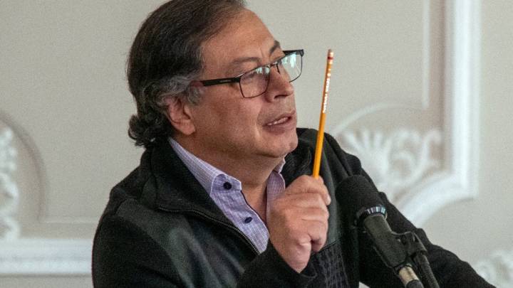 Petro pide militarizar la frontera con Venezuela para combatir a "la mafia"