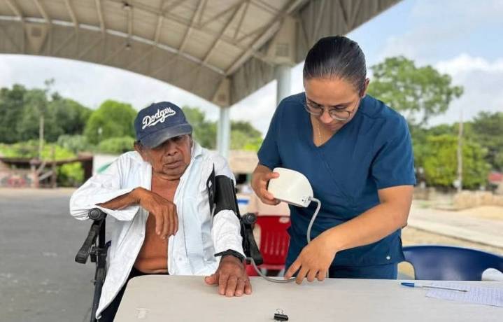 Llevan servicios médicos gratuitos a comunidades del Distrito 13