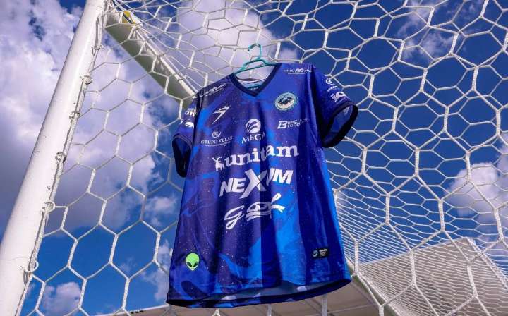 Jaiba Brava estrena su uniforme con temática del fenómeno ovni