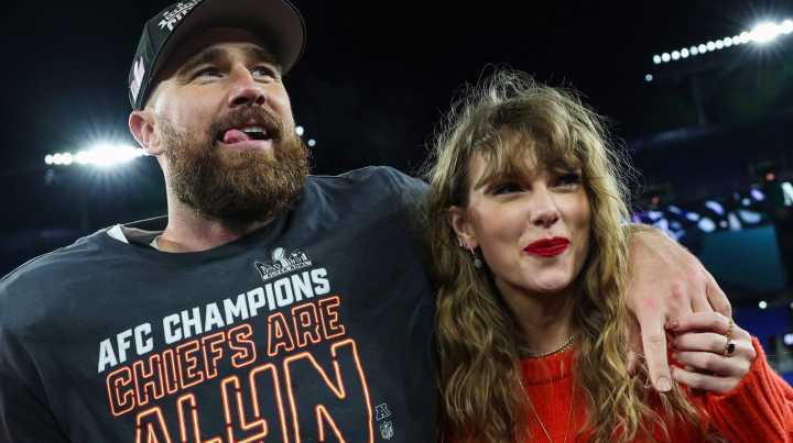Small Details From Taylor Swift's Engagement Photos We Can't Stop Thinking About