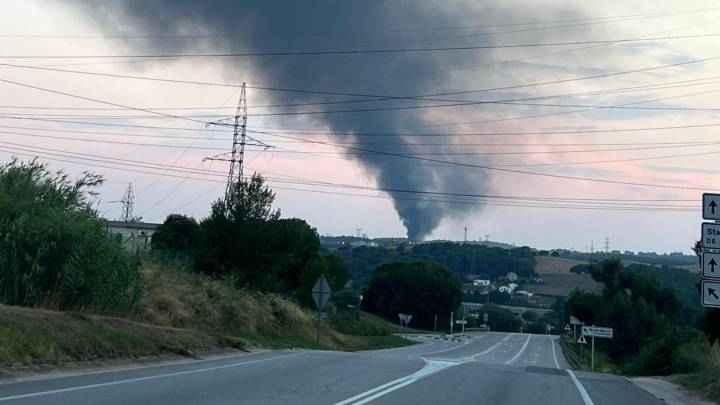 Tercer incendio en una nave industrial en un solo día en Cataluña: enorme columna de humo en Sabadell