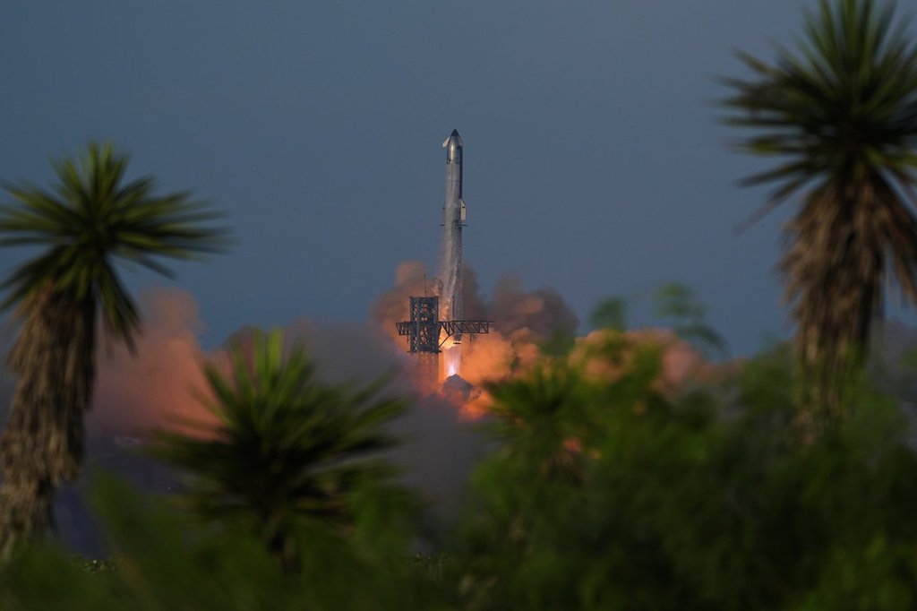 Latest launch of SpaceX’s Starship completes first-ever payload deployment of 8 dummy satellites – Winnipeg Free Press