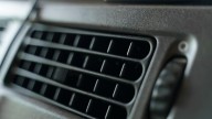 Mecánicos avisan del grave error que cometes con el aire acondicionado del coche: "Si huele como a pies..."