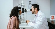 Cuida tus ojos: los siete alimentos que han demostrado reducir el riesgo a cataratas y fortalecen la salud visual