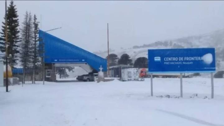 Las intensas nevadas en Neuquén complicaron las rutas y obligaron a cerrar los pasos fronterizos