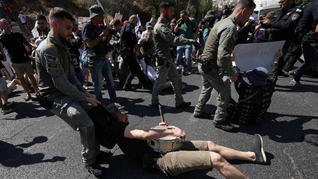 Manifestantes israelíes bloquean autopistas para exigir acuerdo en Gaza