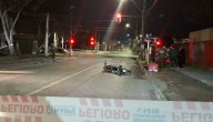 Motociclista murió tras colisión con auto en Maipú: vehículo se volcó y cayó en jardín de casas