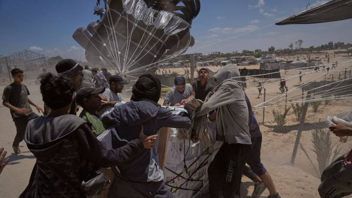 Netanyahu hints at expanded war in Gaza but former Israeli military and spy chiefs object