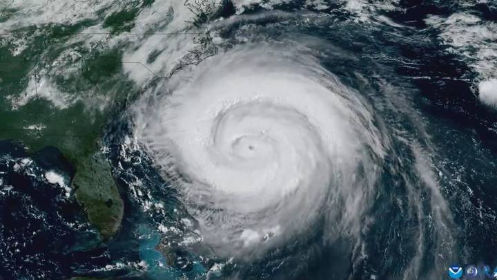 Un inusualmente enorme huracán Erin avanza por el Atlántico sin tocar tierra, pero amenaza con duros efectos en la costa de Carolina del Norte