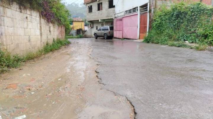 Avanzado deterioro vial afecta a sectores de Ramo Verde en Los Teques 