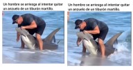 Un acto valiente: se juega la vida al quitarle un anzuelo a un tiburón martillo