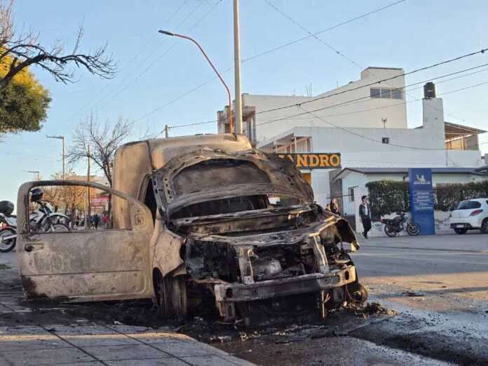 Carlos Paz: un utilitario se incendió por completo en Avenida Cárcano y generó problemas de tránsito