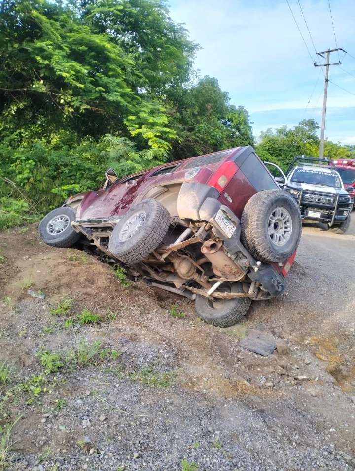 Espectacular accidente en la zona serrana del Pitillal