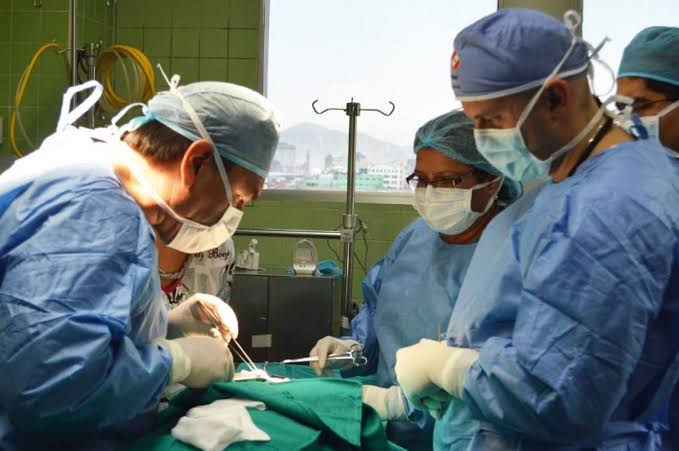 ¿Cómo una cirugía oncológica oportuna puede evitar la propagación del tumor a otros órganos?