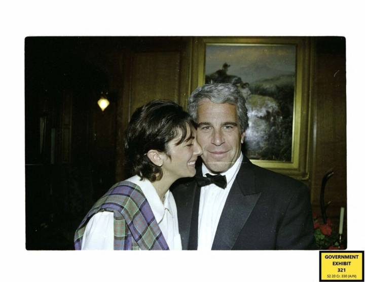 Impide juez publicar versión de la ex novia de Epstein