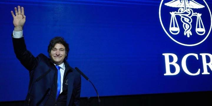 El Gobierno reconoció que la suba de tasas tendrá impacto en la economía y prepara una nueva operación de deuda en pesos